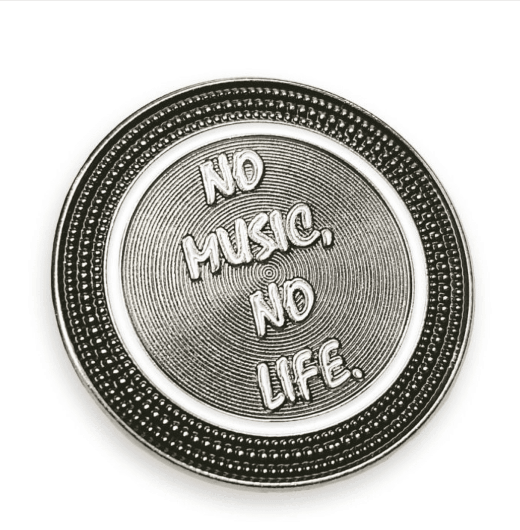 Planete Disque Round Metal Pin 30 mm — No Music, No Life